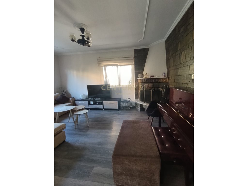 Vilë Private 2 kateshe 3+1+2 me Qira në Kombinat | Oborr i Madh, Garazh dhe Privatësi Maksimale