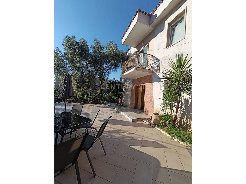 Vilë Private 2 kateshe 3+1+2 me Qira në Kombinat | Oborr i Madh, Garazh dhe Privatësi Maksimale