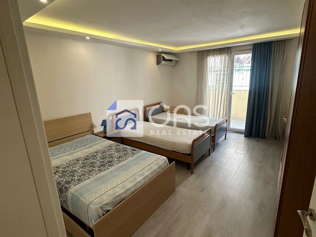 Jepet me qera apartament 2+1  tek Stacioni Trenit