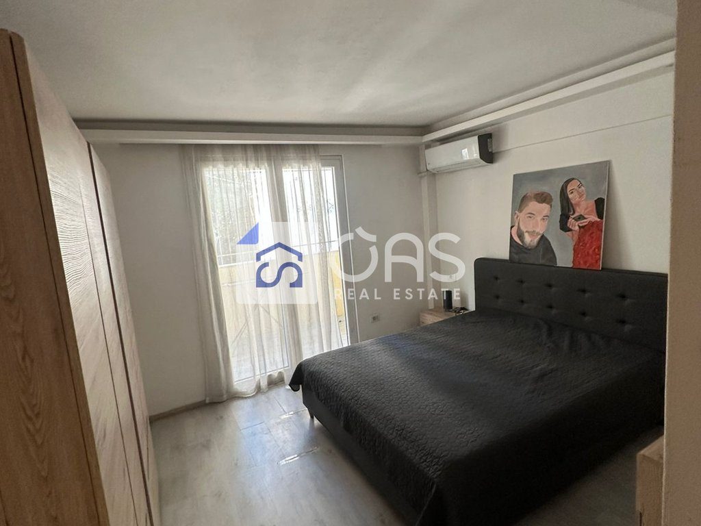 Jepet me qera apartament 2+1  tek Stacioni Trenit