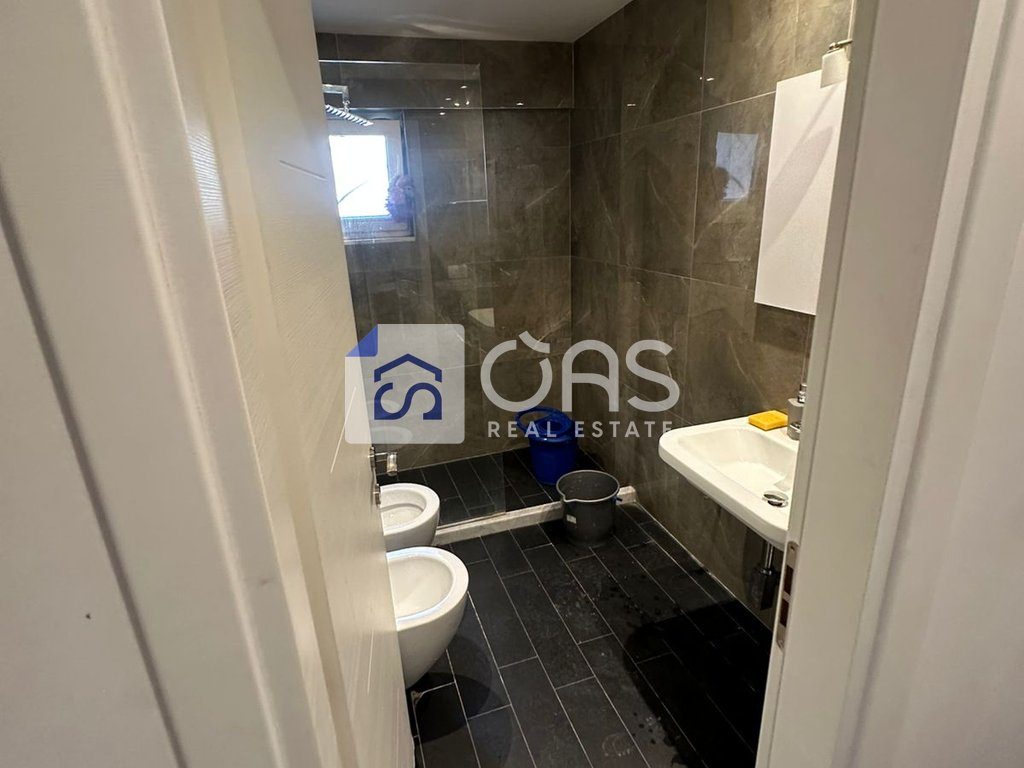 Jepet me qera apartament 2+1  tek Stacioni Trenit