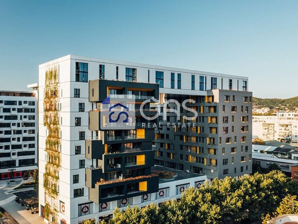Shitet apartament 2+1 tek Square 21