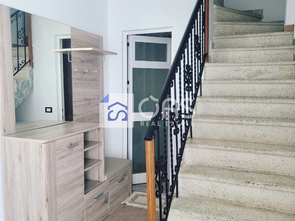 Jepet me qera apartament duplex 1+1 Ali Demi