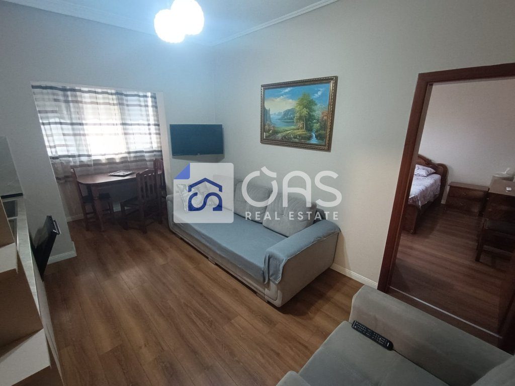 Jepet apartament me qera 1+1 Komuna E Parisi