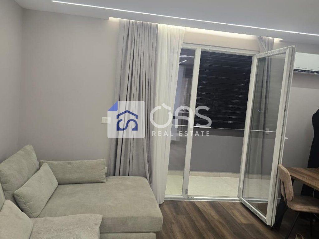 Jepet me qera apartament 1+1 te  Stacioni Trenit