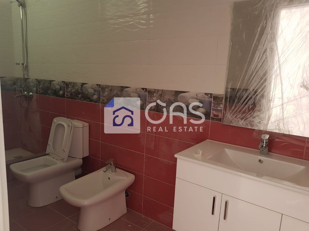 Shitet apartament 3+1+3 tek Liqeni I Thate