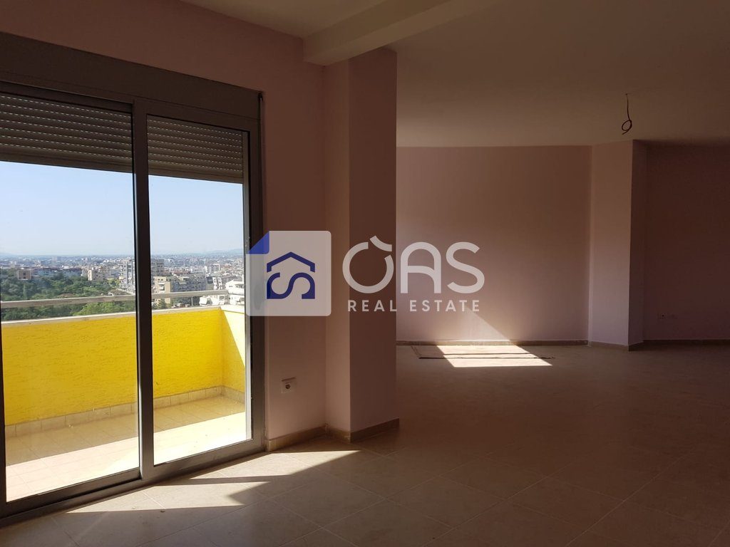 Shitet apartament 3+1+3 tek Liqeni I Thate