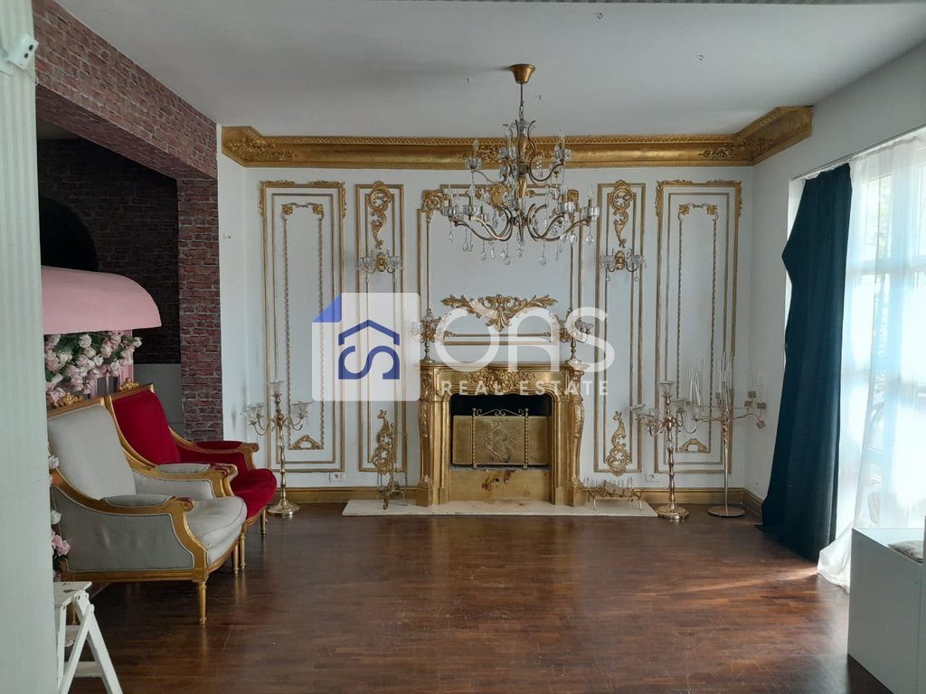 Shitet  vile 3 kate per biznes ne Allias. 600.000 euro
