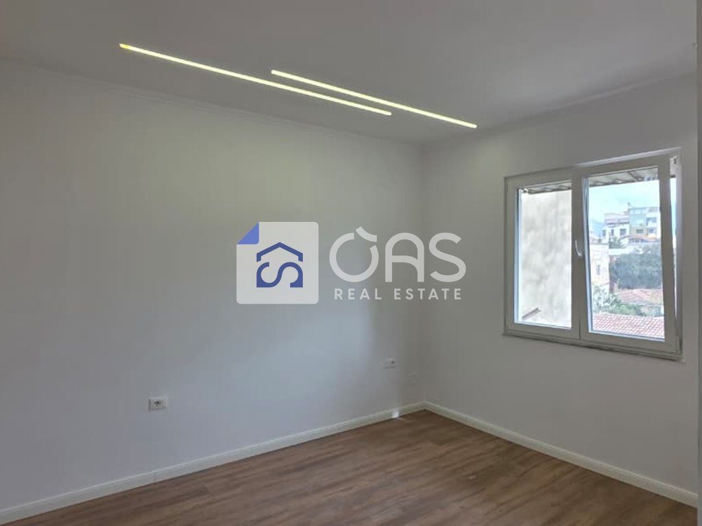 Shitet apartament 2+1 Te Rruga Bardhyl