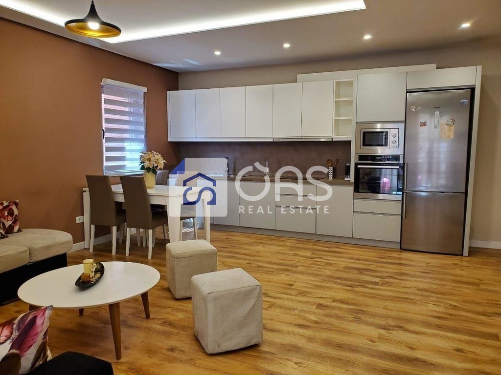 Jepet me qira apartamenti 2+1 Te Kompleksi Delijorgji