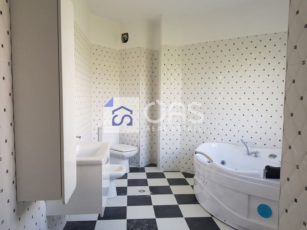 Shitet apartament 3+1+3 tek Liqeni I Thate