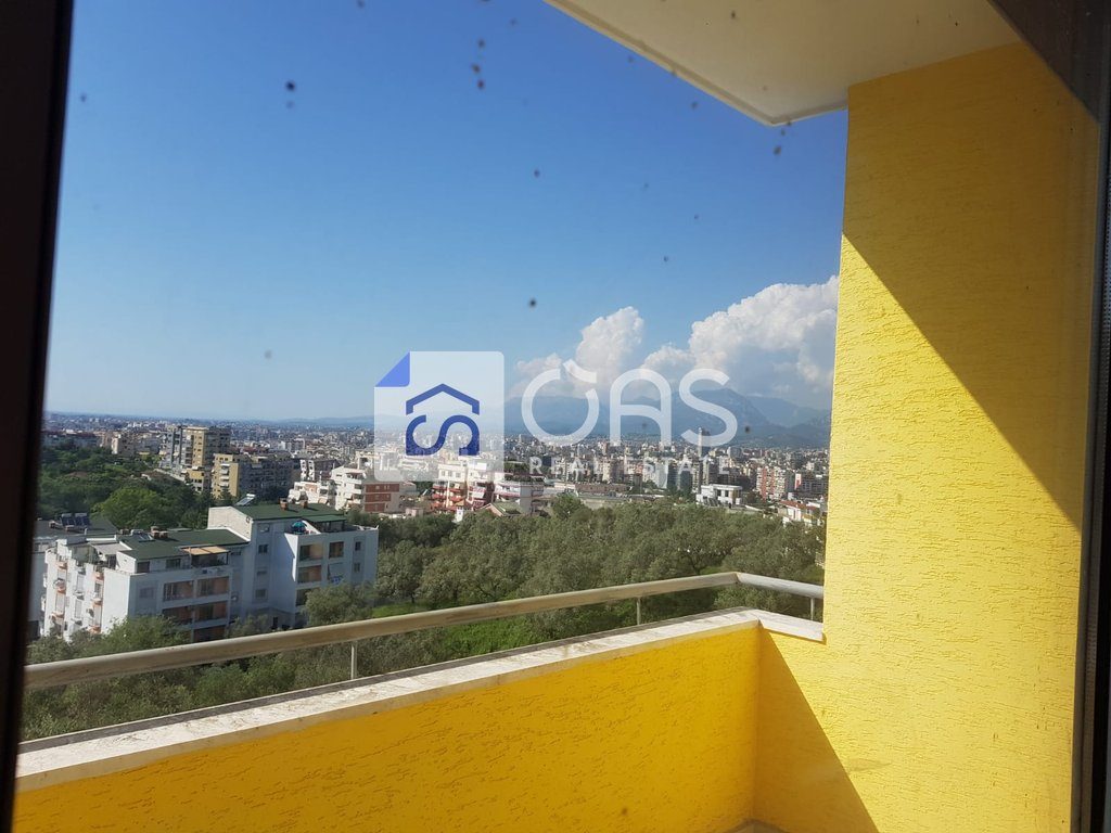 Shitet apartament 3+1+3 tek Liqeni I Thate