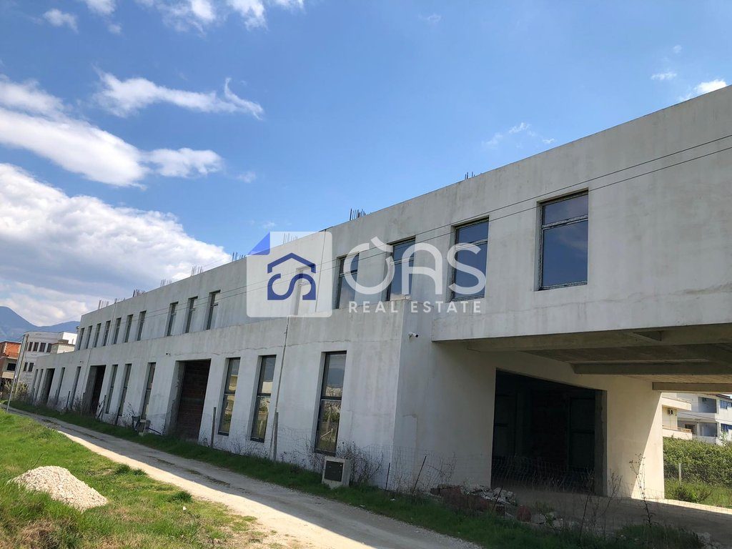 Godinë 2+1 Me Qira në Kamëz - 8000€ | 2000 m²