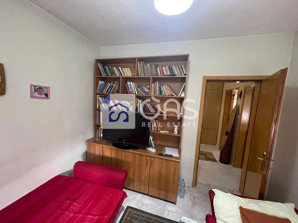 Jepet me qera apartament 3+1 ne Qender (Rruga Fortuzi)