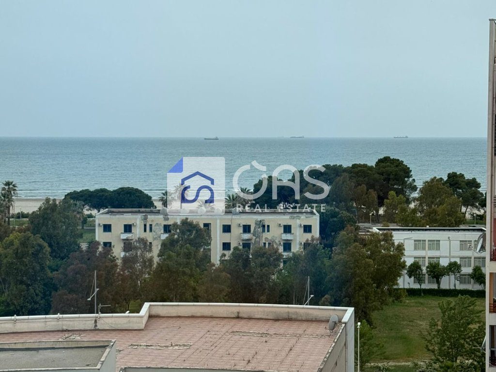 Shitet apartament 2+1 me pamje nga deti ne Durres.