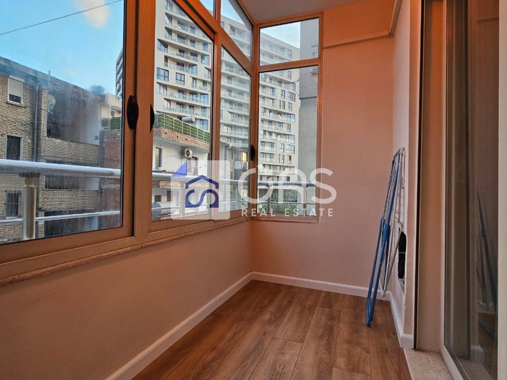 Shitet apartament 1+1 tek Rruga Mine Peza.
