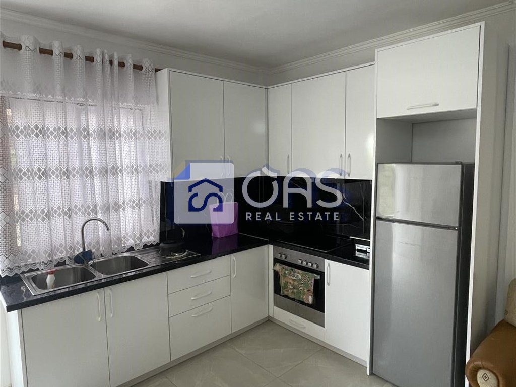 Jepet me Qera Apartament 1+1+Post parkimi ne Institut.