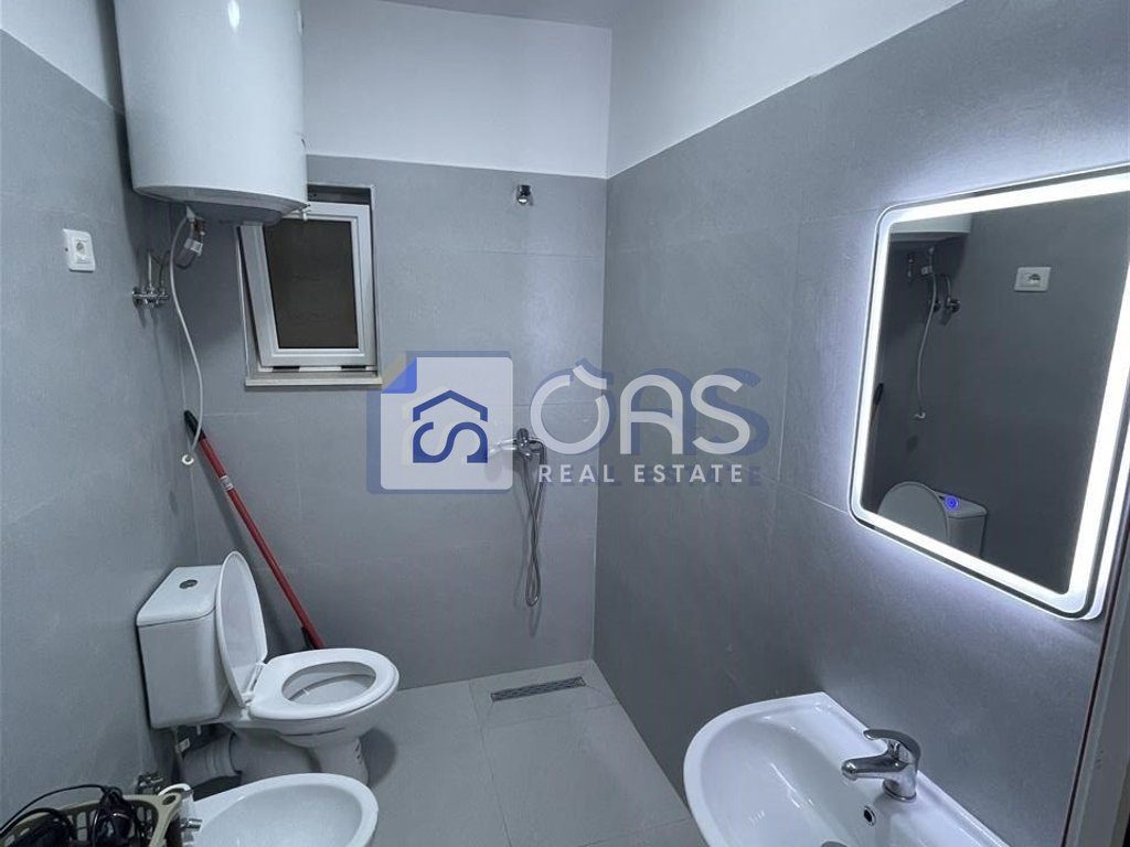 Jepet me Qera Apartament 1+1+Post parkimi ne Institut.