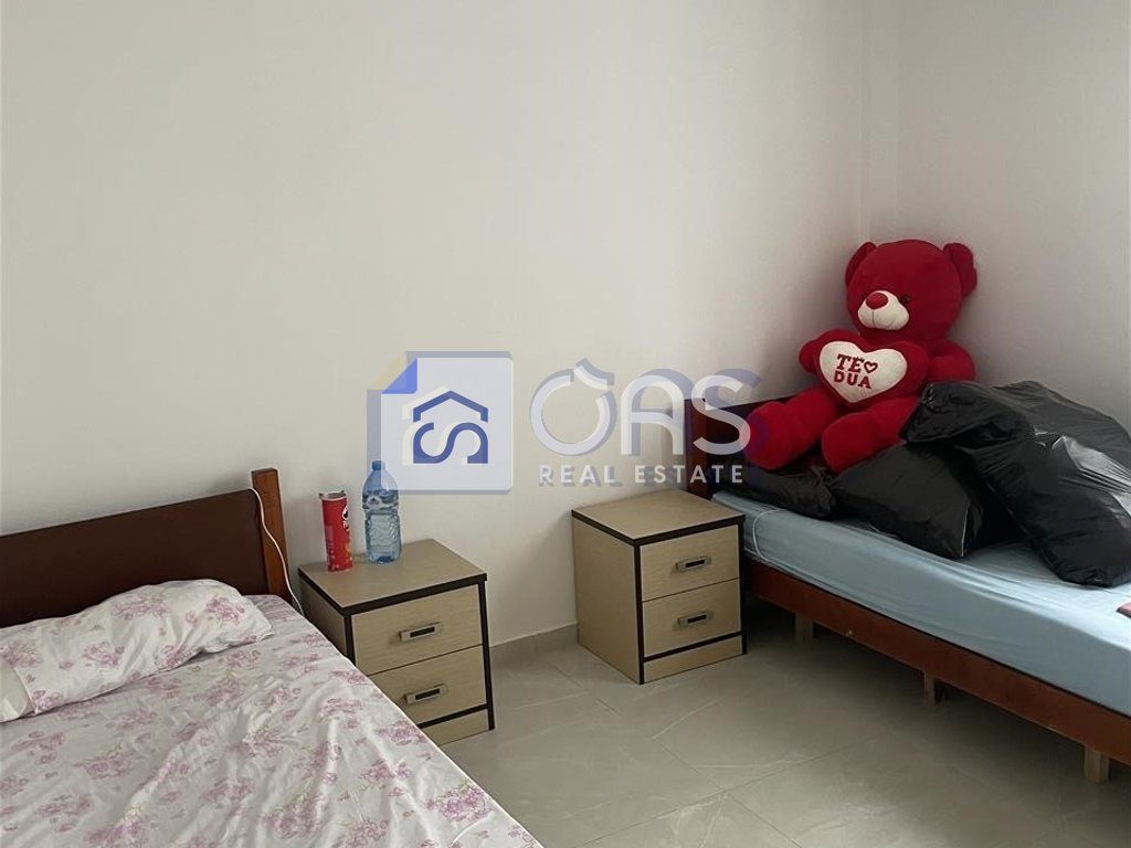 Jepet me Qera Apartament 1+1+Post parkimi ne Institut.