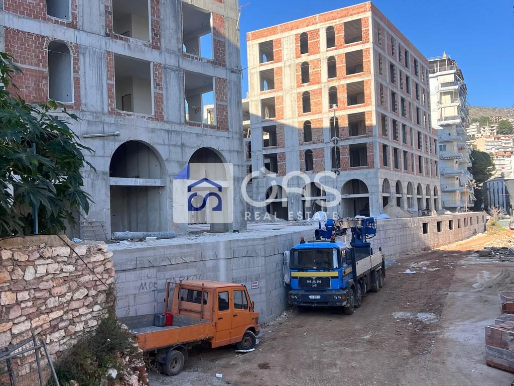 Shitet apartament 2+1 ne Sarande.