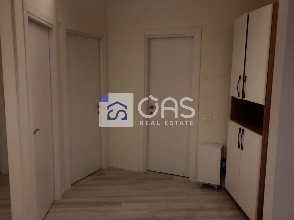 Jepet me qera apartament 2+1+2 tek Farmacia 10 (Kompleksi Arlis)