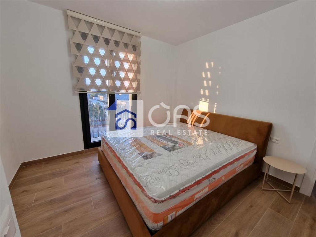 jepet me qera apartament 2+1 tek Farmacia 10