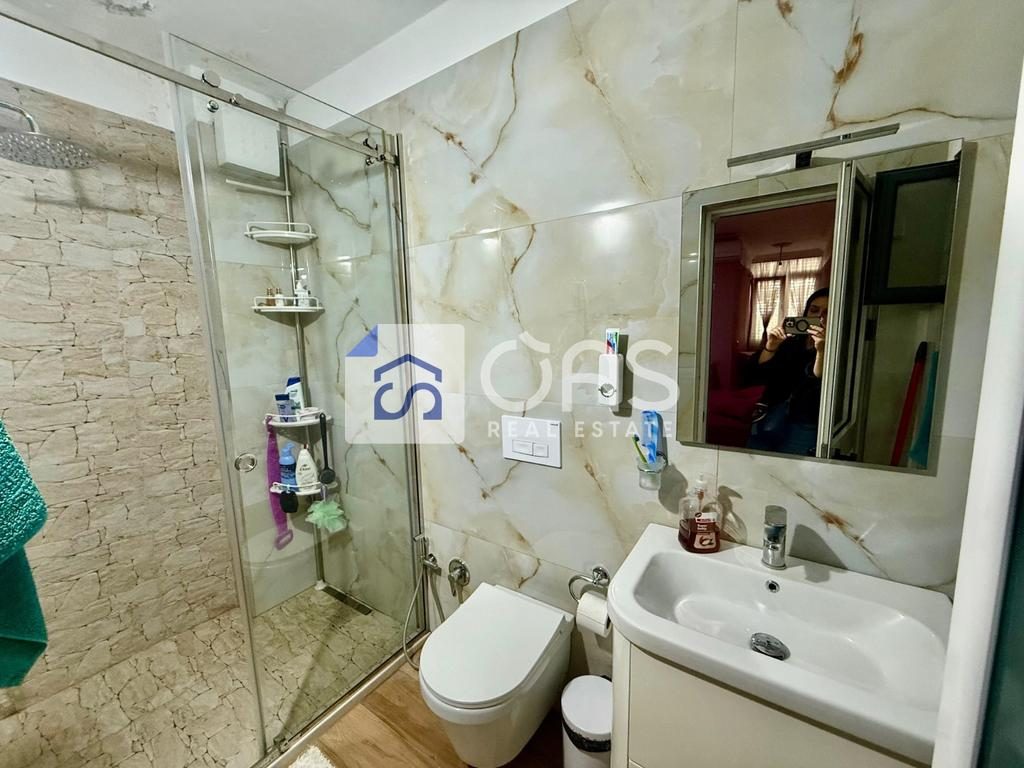 jepet me qera apartament 2+1+2 tek Komuna e Parisit
