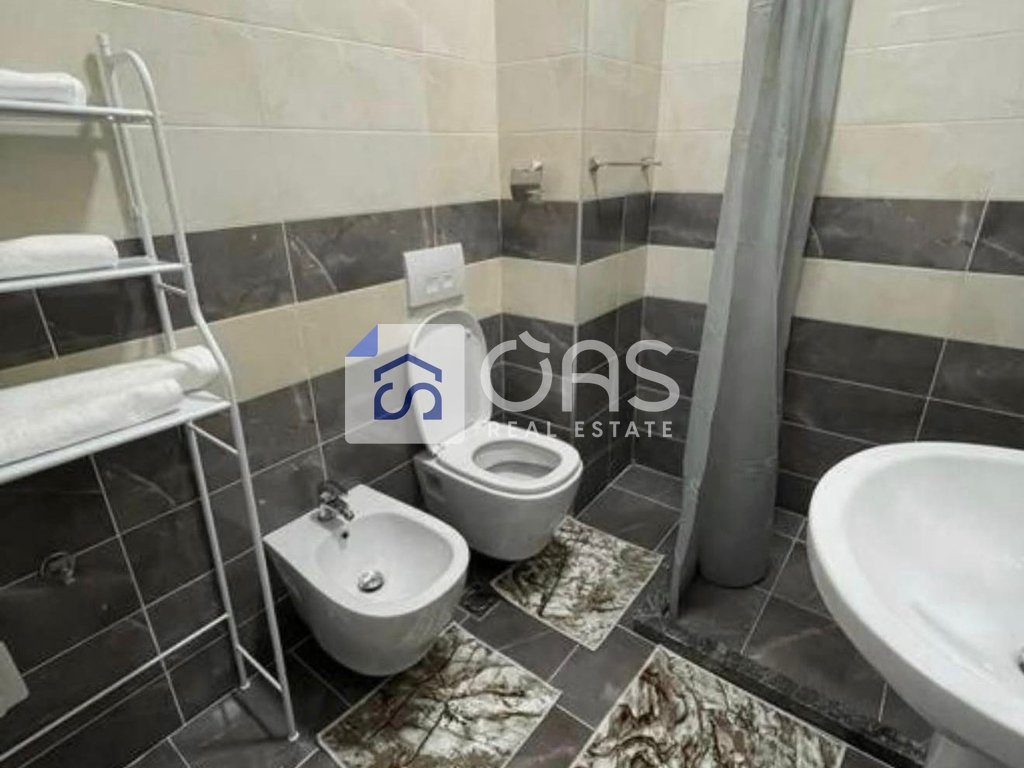 Jepet me qera  apartament 1+1 tek Komuna e Parisit