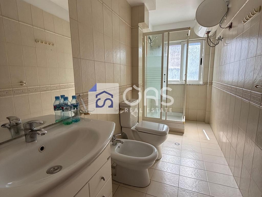 Jepet me qera apartament  3+1 ne Xhamllik