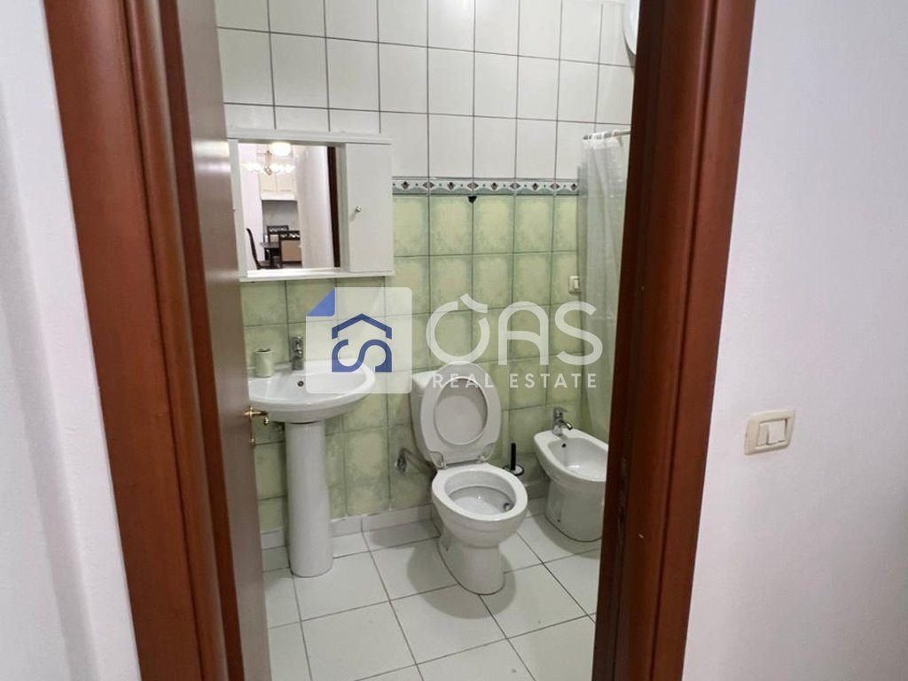 Jepet apartament me qera 2+1 tek Komuna e Parisit