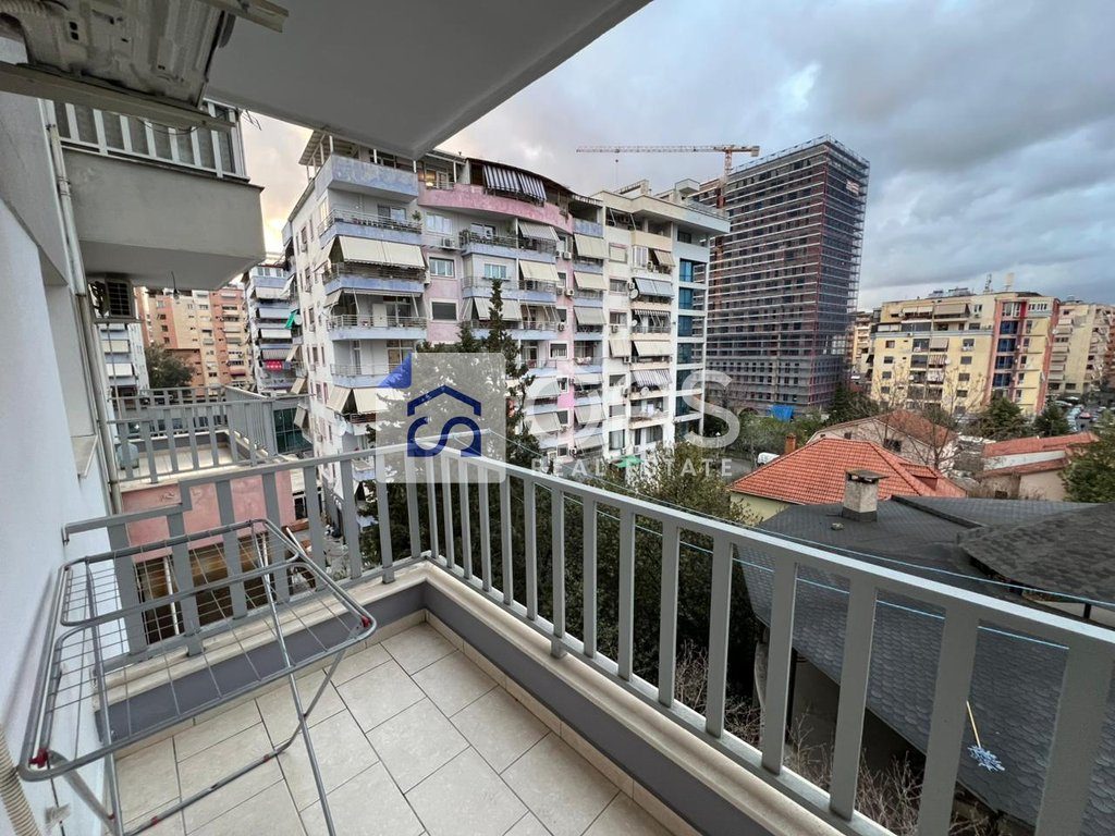 Jepet apartament me qera 2+1 tek Komuna e Parisit