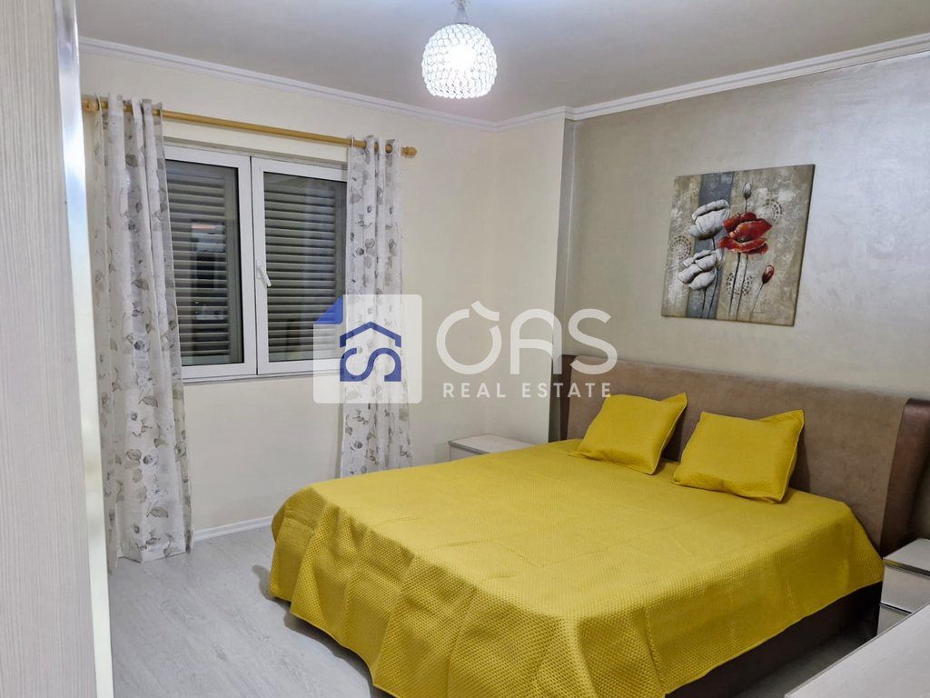 Shitet  apartament 3+1+2 ne Xhamllik