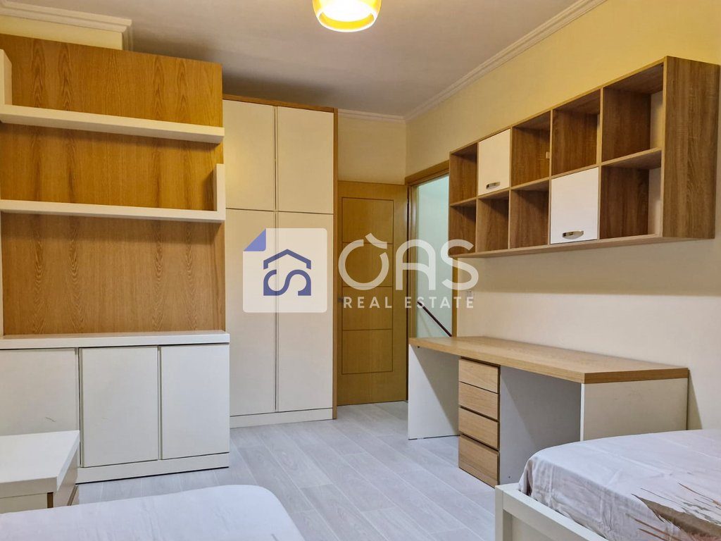 Shitet  apartament 3+1+2 ne Xhamllik