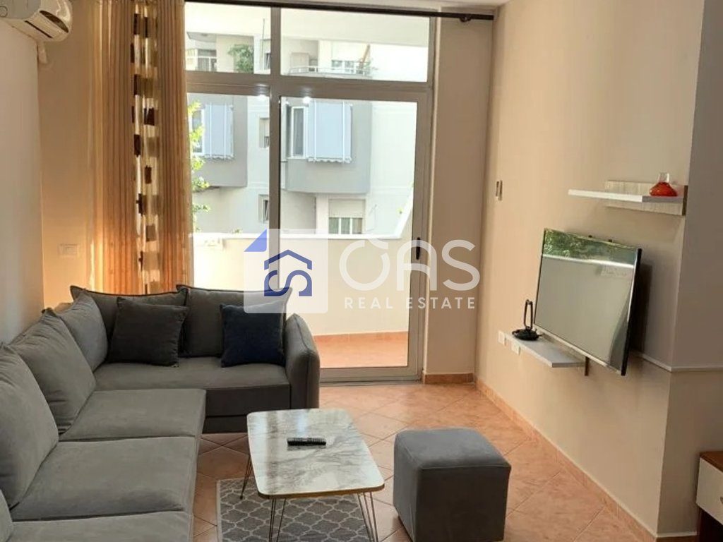 Jepet me qera apartament 2+1 tek Komuna e Parisit