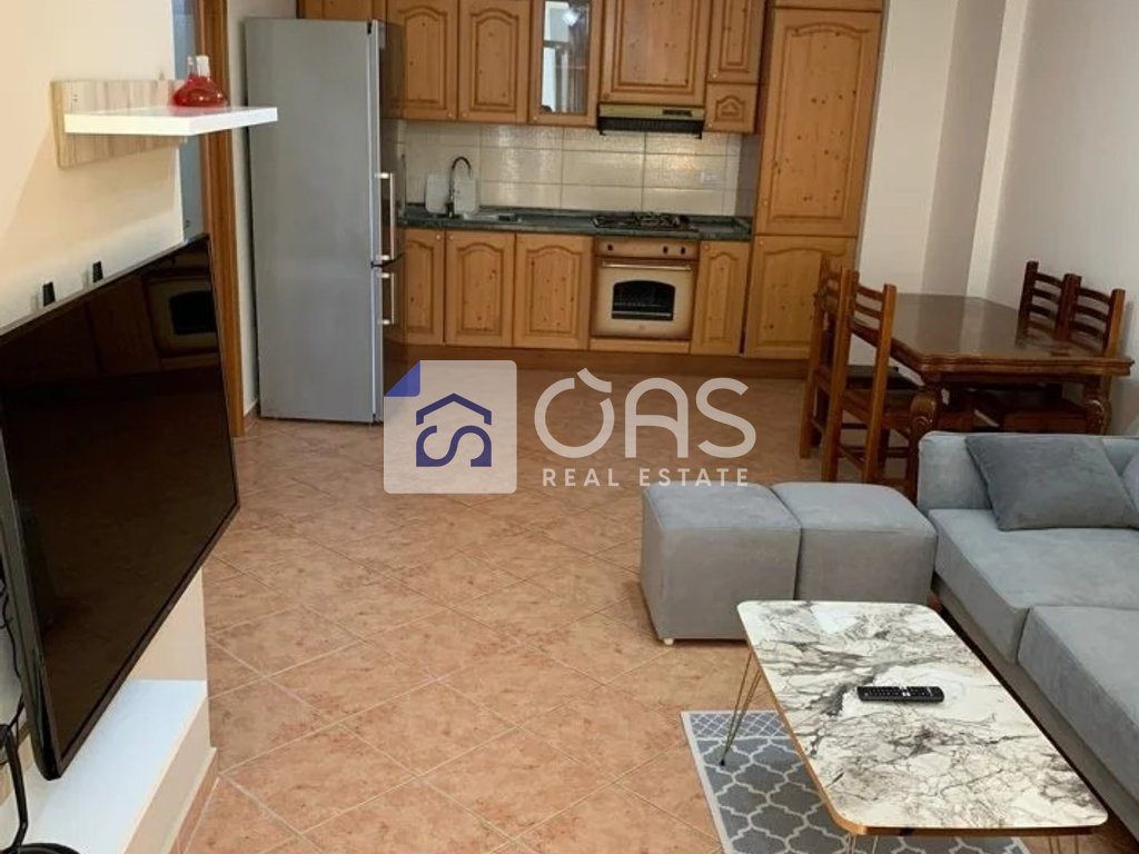 Jepet me qera apartament 2+1 tek Komuna e Parisit