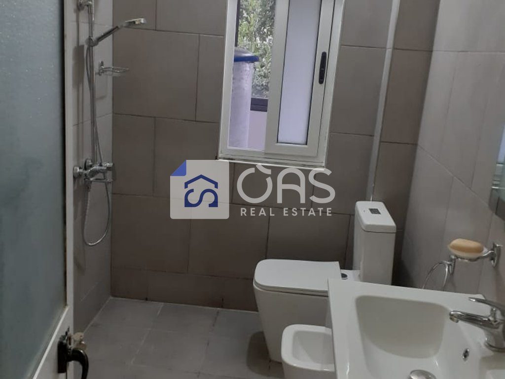 Shitet apartament 1+1 pran Shkolles Bashkuar