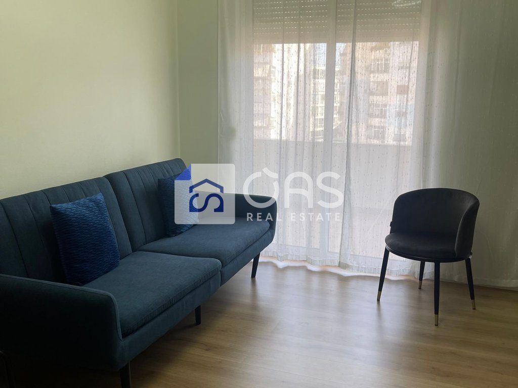 jepet me qera apartament  1+1 tek Komuna e Parisit
