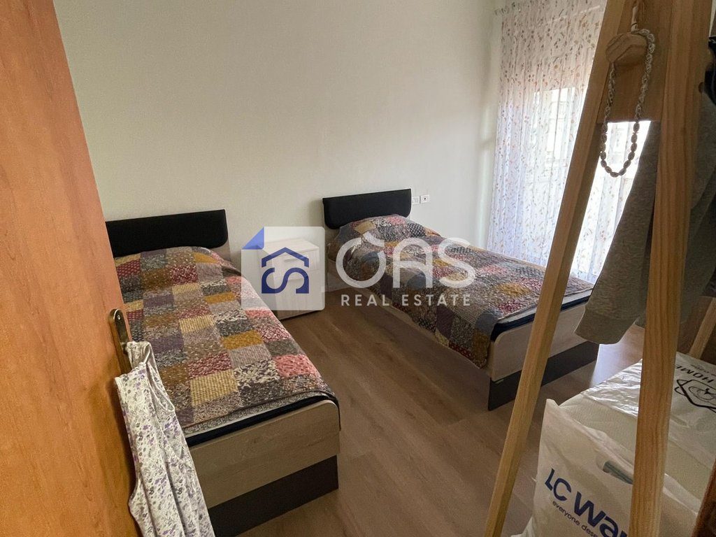 jepet me qera apartament  1+1 tek Komuna e Parisit