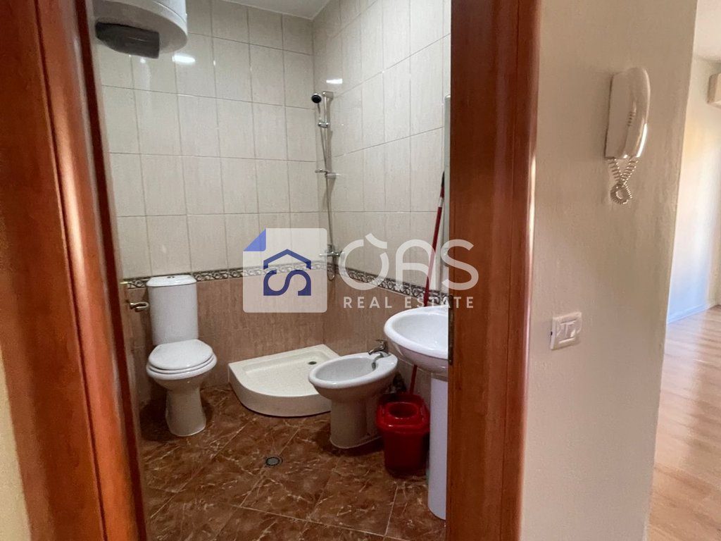 jepet me qera apartament  1+1 tek Komuna e Parisit