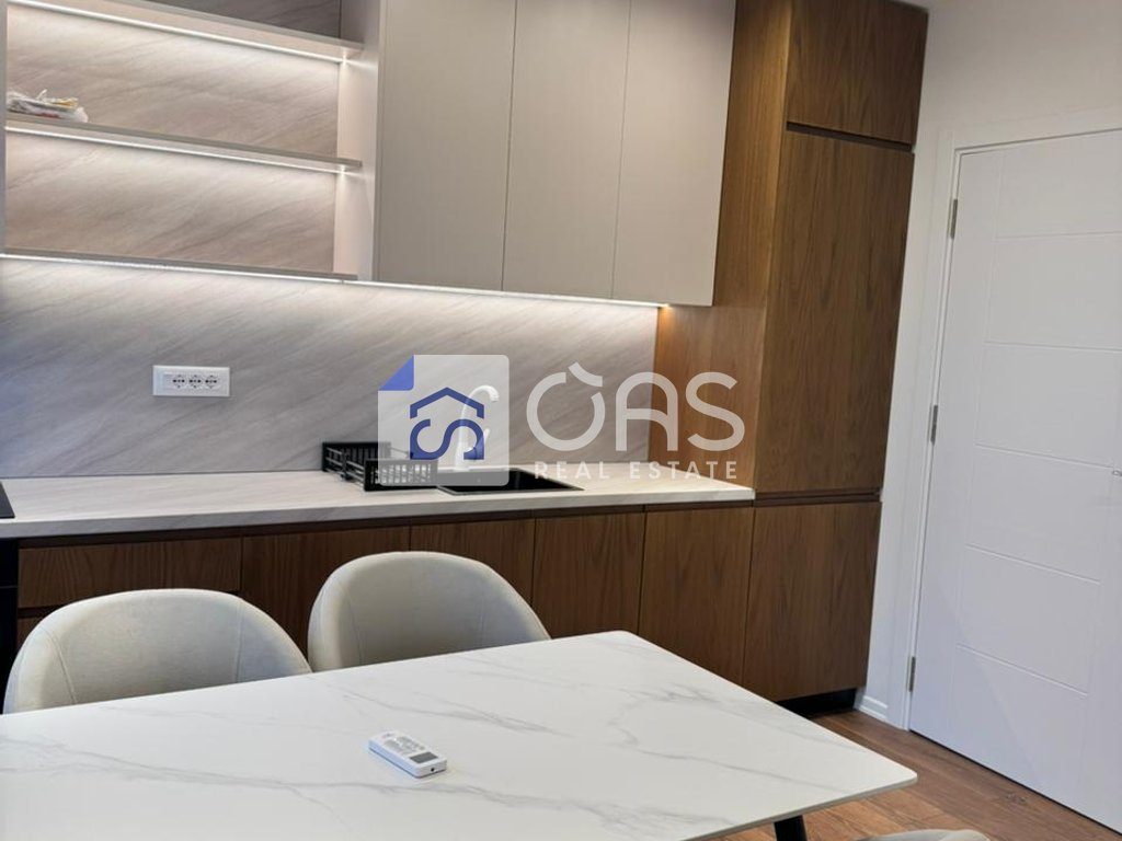 Jepet apartament me qera 1+1+post parkimi ne Xhamllik