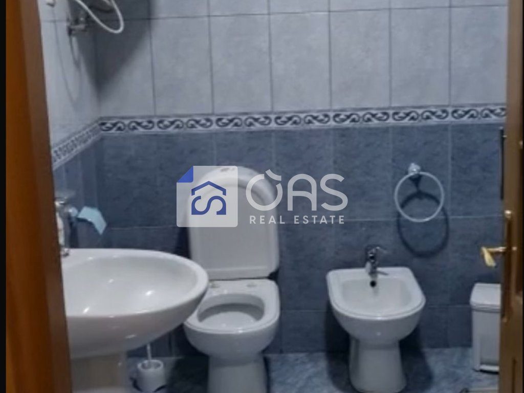 Jepet apartament me qera 2+1 tek Komuna e Parisi