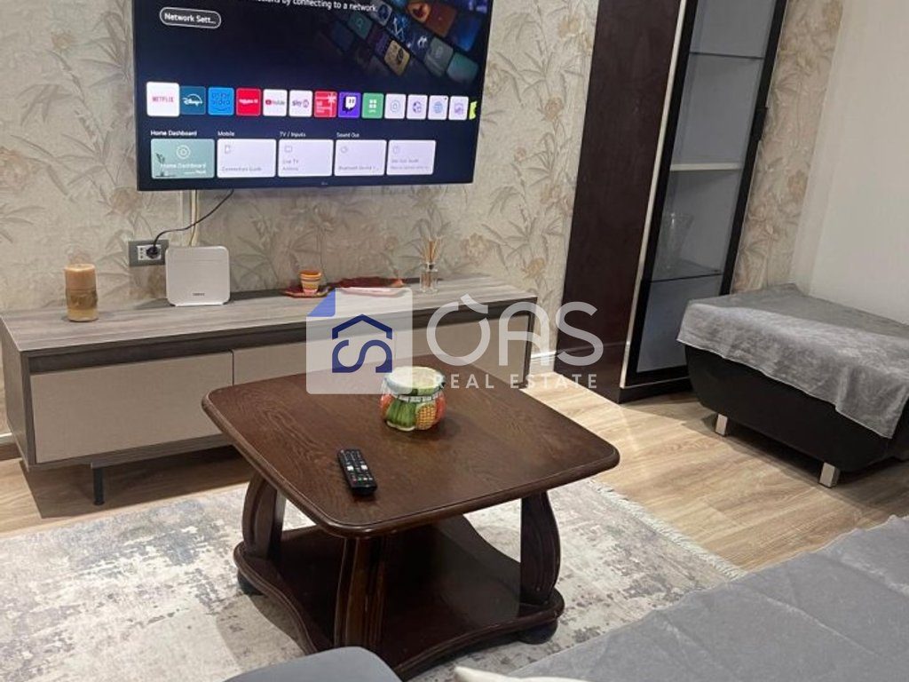 Jepet me qera apartament 1+1 tek Komuna e Parisit