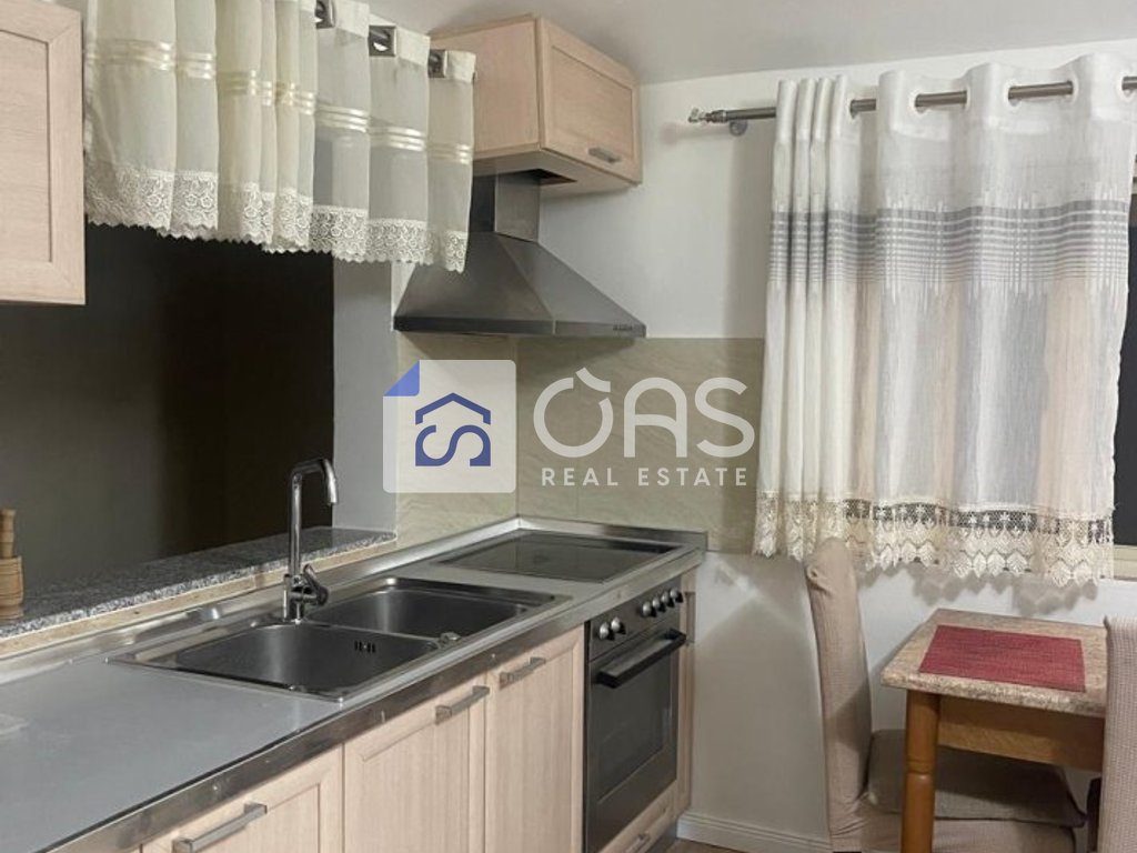 Jepet me qera apartament 1+1 tek Komuna e Parisit