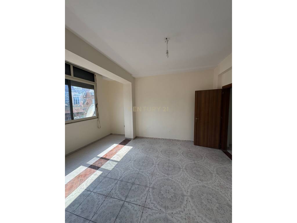 Shesim apartament 1+1 midis Rr se Kavajes dhe Myslym Shyrit !! Mundesi konvertimi ne 2+1 !!