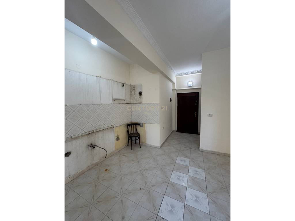 Shesim apartament 1+1 midis Rr se Kavajes dhe Myslym Shyrit !! Mundesi konvertimi ne 2+1 !!