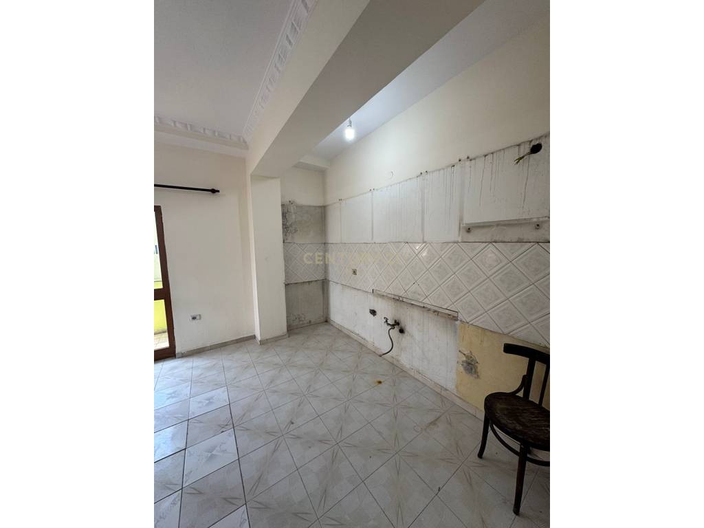 Shesim apartament 1+1 midis Rr se Kavajes dhe Myslym Shyrit !! Mundesi konvertimi ne 2+1 !!