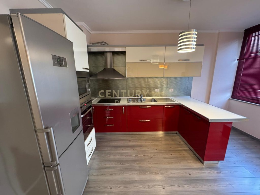 Jepet me Qira Apartament 2+1+2 në Rrugën e Kosovarëve!