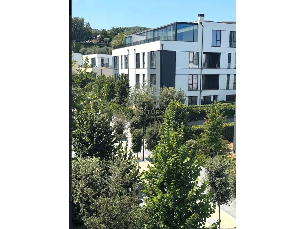 Shitet apartament 3+1 tek liqeni i thate