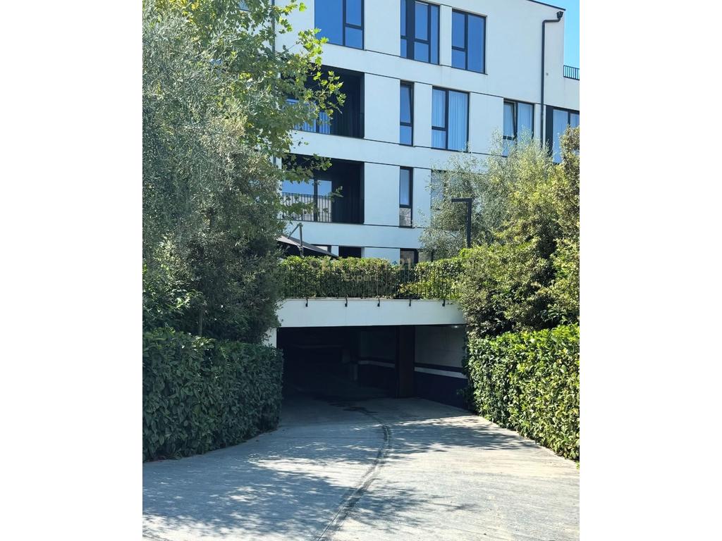 Shitet apartament 3+1 tek liqeni i thate