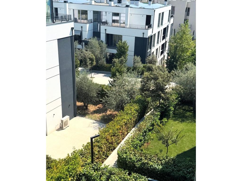 Shitet apartament 3+1 tek liqeni i thate